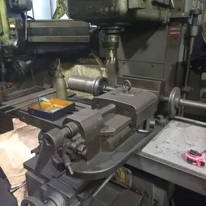 ベッド形汎用フライス盤