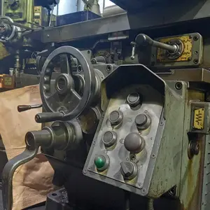 ベッド形汎用フライス盤