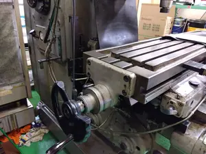 立ひざ形フライス盤