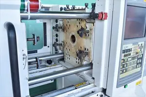 射出成形機