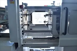 射出成形機