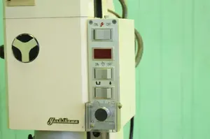 リベッティングマシン