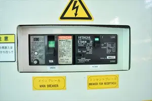 射出成形機