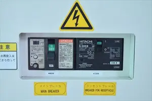 射出成形機