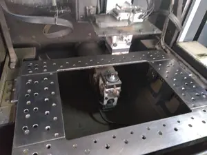 ワイヤ放電加工機