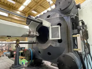 射出成型機