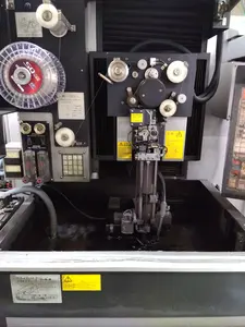 ワイヤ放電加工機